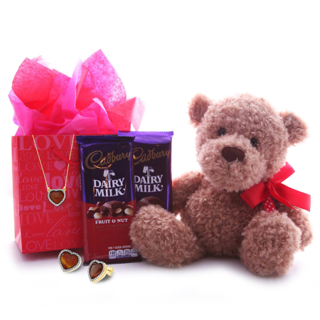 Coffret cadeau romantique de bijoux et de gourmandises